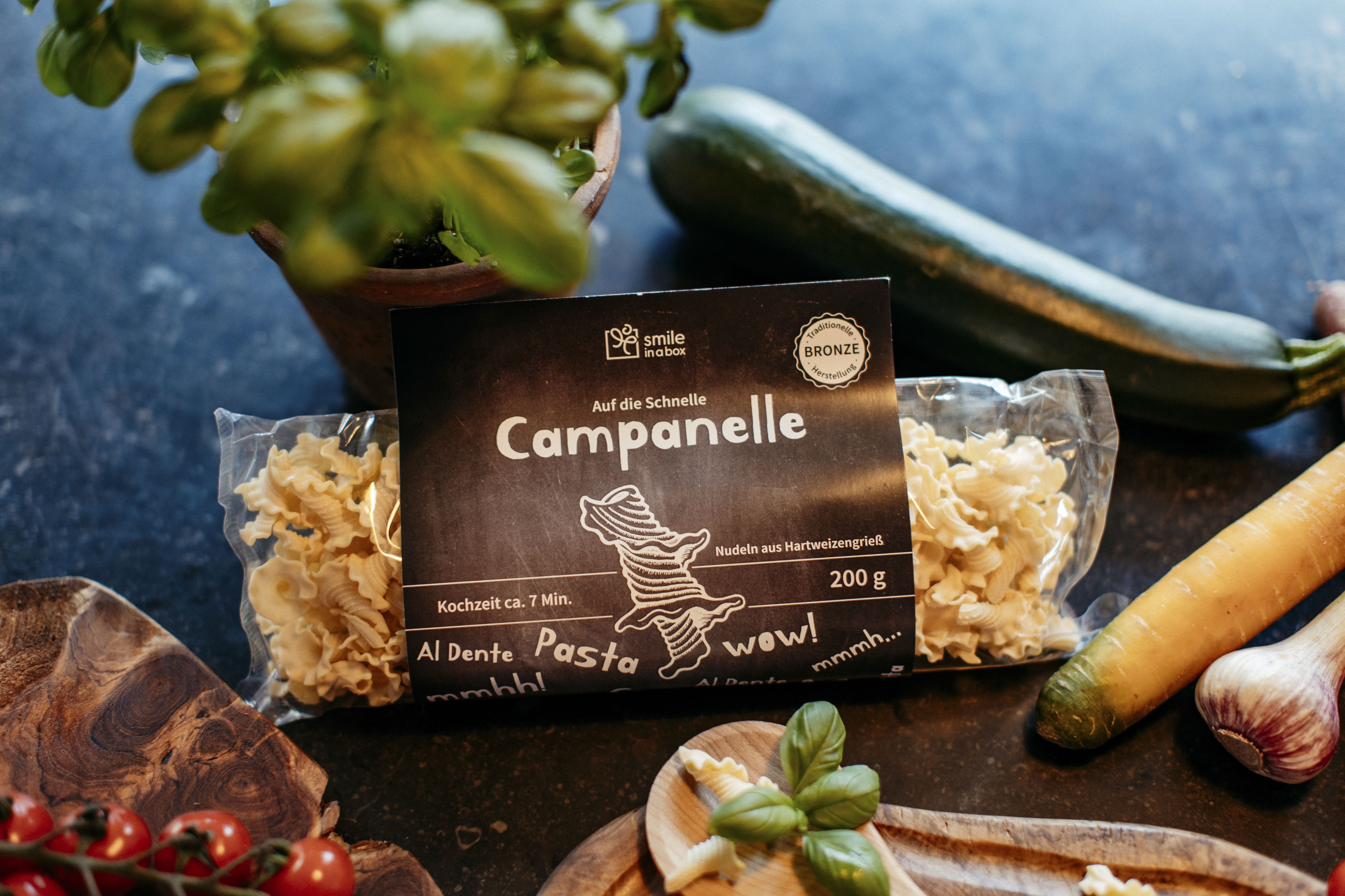 Pasta, die personalisiert werden kann arrangiert in Küche. Perfektes Kundengeschenk. 