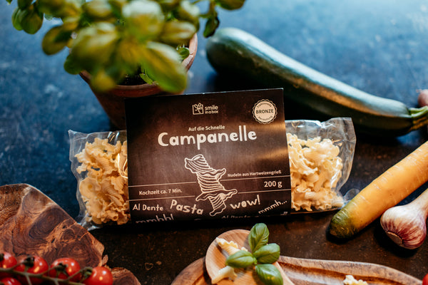 Pasta, die personalisiert werden kann arrangiert in Küche. Perfektes Kundengeschenk. 