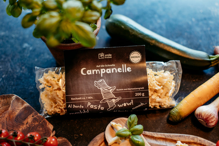 Pasta, die personalisiert werden kann arrangiert in Küche. Perfektes Kundengeschenk. 