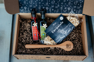 Geschenkbox mit Öl, Essig, Nudeln und Holzkochlöffel