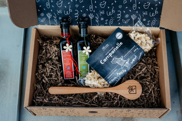 Geschenkbox mit Öl, Essig, Nudeln und Holzkochlöffel