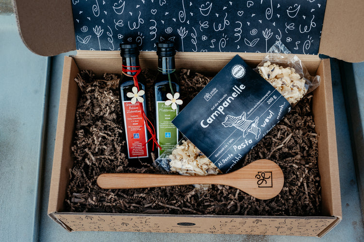 Geschenkbox mit Öl, Essig, Nudeln und Holzkochlöffel