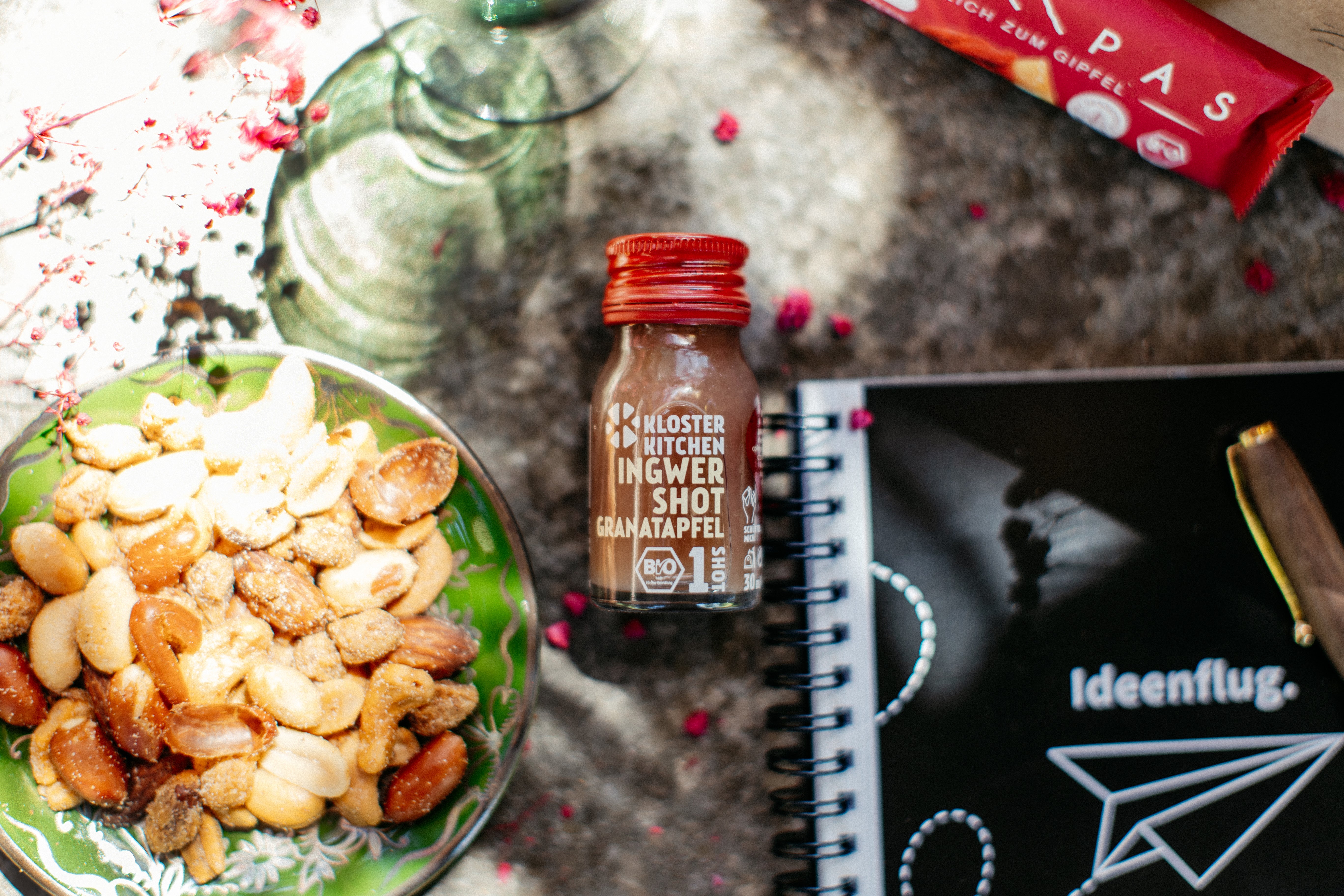 Großaufnahme Ingwershot Granatapfel und knusprige Nussmischung