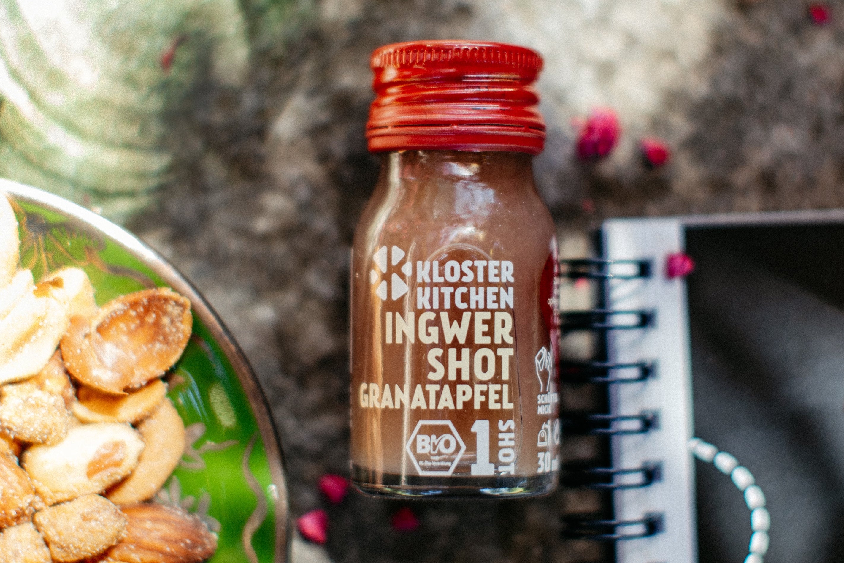 Großaufnahme Ingwershot Granatapfel und knusprige Nussmischung