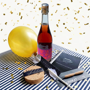 Geschenkset für Mitarbeiterjubiläum und Promotionen - mit alkoholfreiem Sekt, Luftballon, Korkuntersetzern, Kugelschreiber und Notizbuch