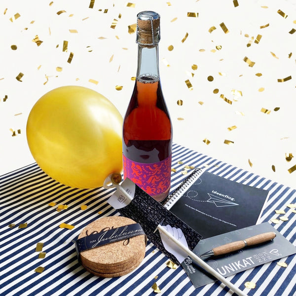 Geschenkset für Mitarbeiterjubiläum und Promotionen - mit alkoholfreiem Sekt, Luftballon, Korkuntersetzern, Kugelschreiber und Notizbuch