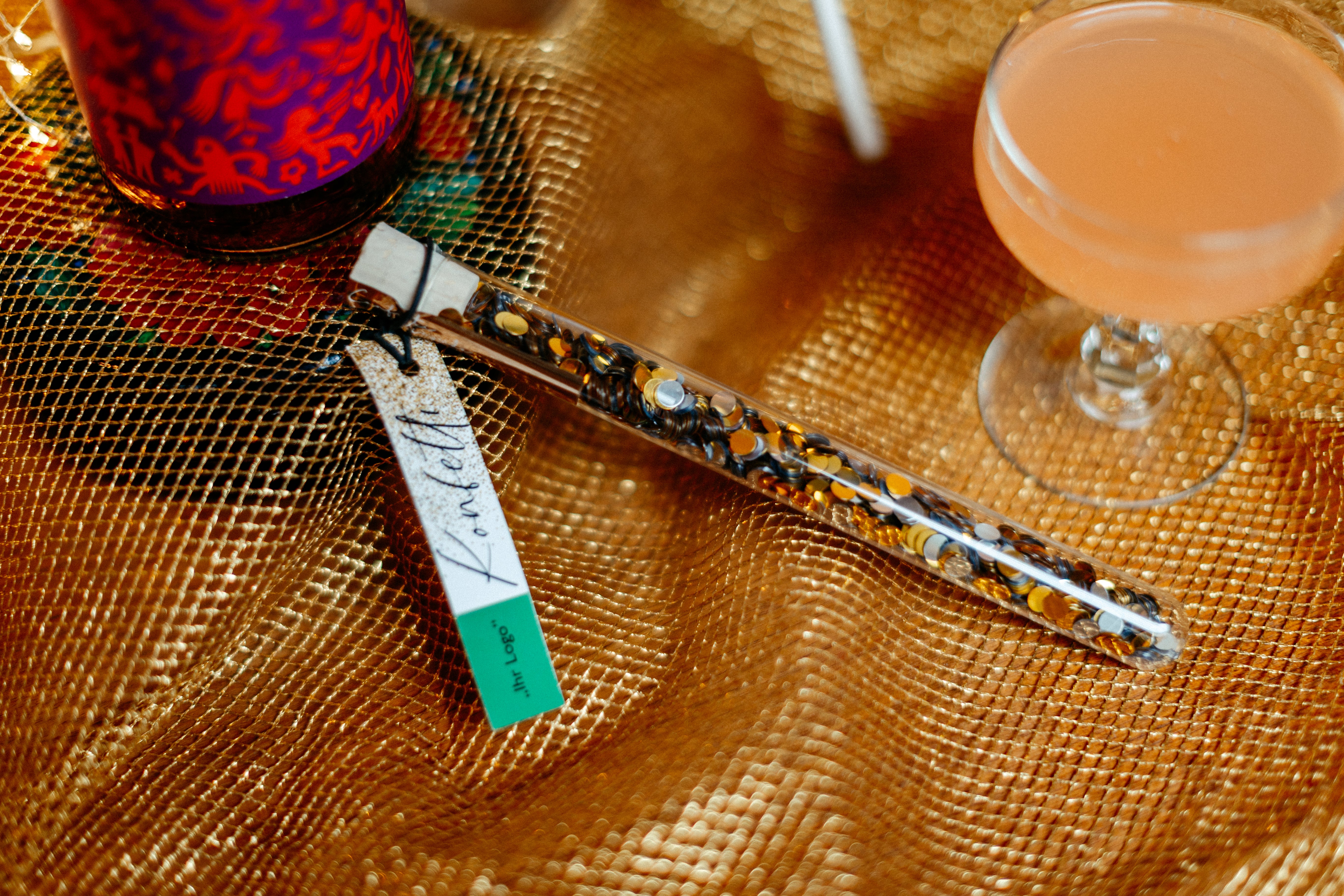 Goldenes Glitzerkonfetti im Röhrchen