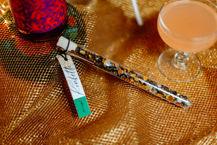 Goldenes Glitzerkonfetti im Röhrchen