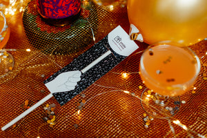 Luftballon mit Trägerkarte auf Partytisch