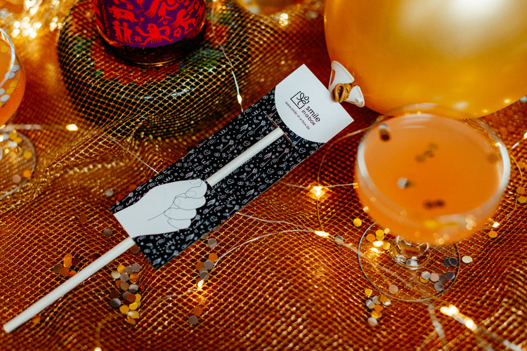 Luftballon mit Trägerkarte auf Partytisch