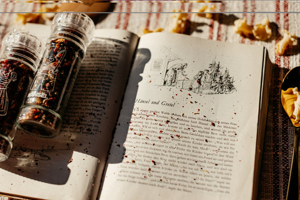 Gewürzmischung auf Märchenbuch drapiert.  
