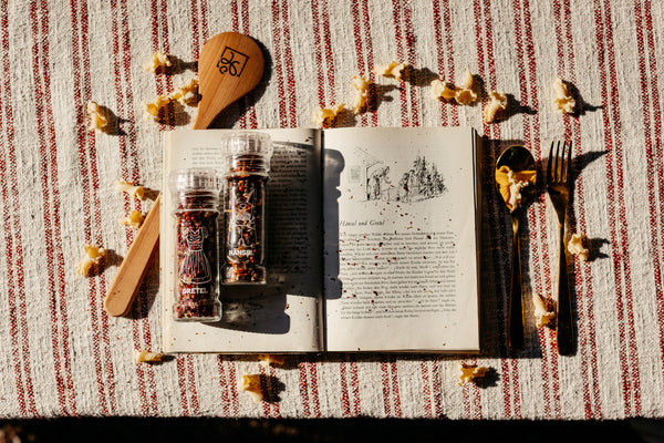 Märchenhafte Geschenkbox als Menü arrangiert - Kochlöffel, Salz und Pfeffermühle, Besteck, Märchenbuch. 