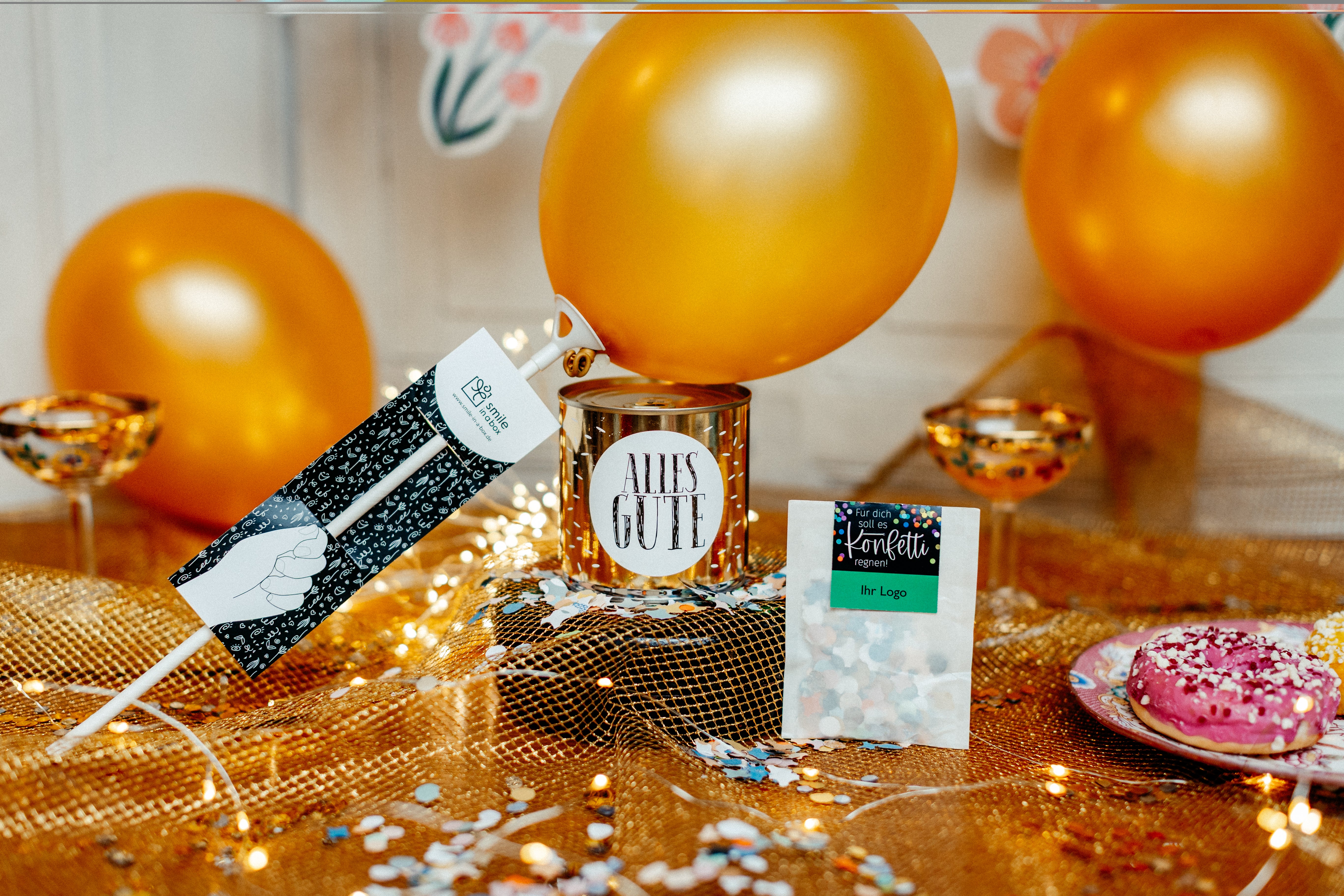 Schmeißen Sie eine Mini Party für liebe Kollegen und treue Kunden - mit Luftballon, Cancake-Kuchen und Konfetti.