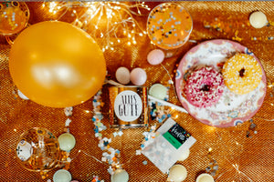 Schmeißen Sie eine Mini Party für liebe Kollegen und treue Kunden - Geschenkbox mit Luftballon, Cancake-Kuchen und Konfetti.