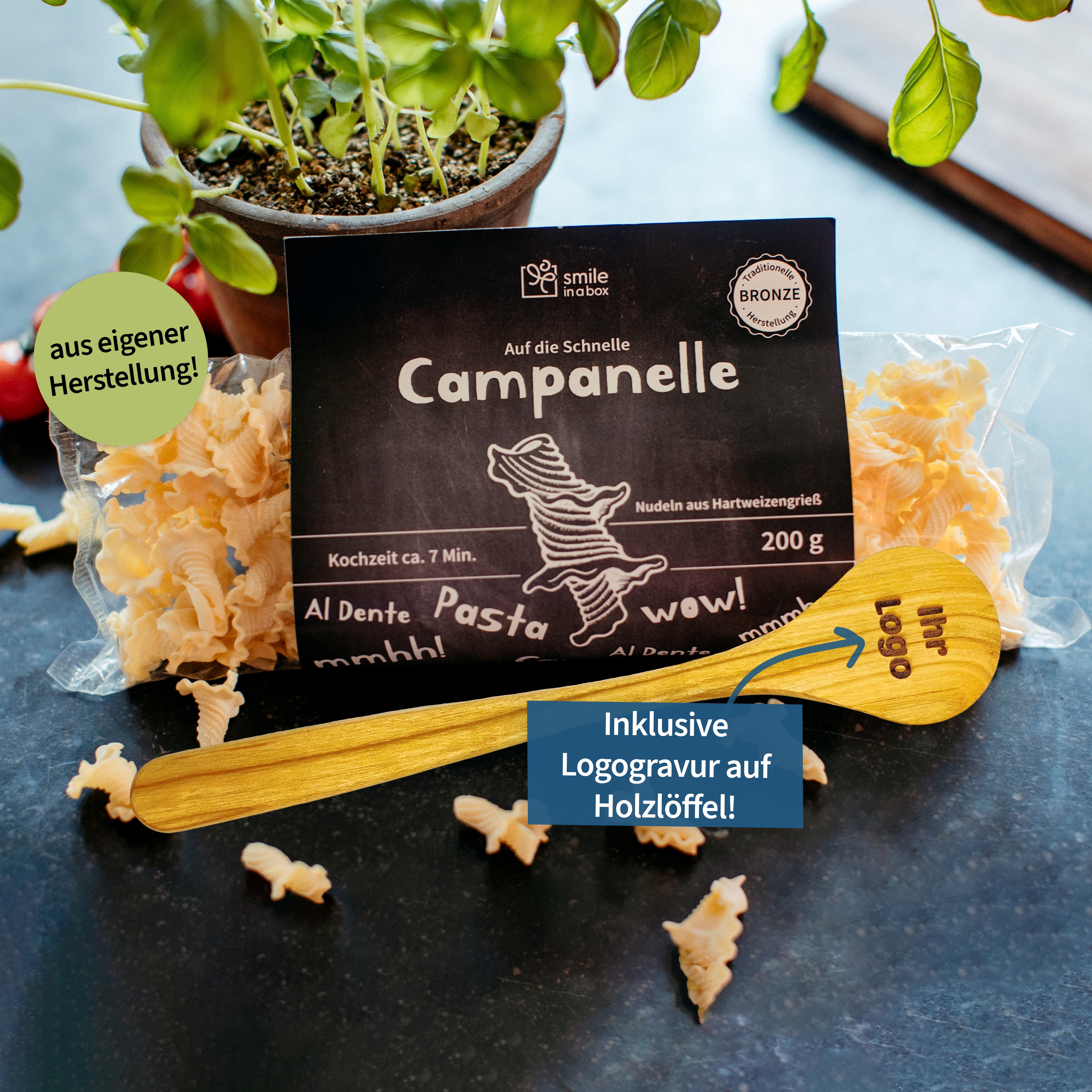 Personalisierte Nudeln aus eigener Herstellung mit Holzlöffel auf den ein Kundenlogo gedruckt werden kann. 