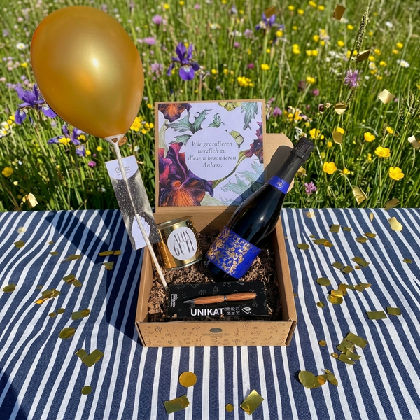 Treue Mitarbeiter in den Ruhestand verabschieden - mit Luftballon, Holzkugelschreiber, Sekt und Cancake.