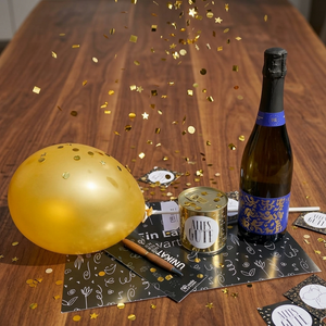 Treue Mitarbeiter in die Rente verabschieden - mit Luftballon, Holzkugelschreiber, Sekt und Kuchen in der Dose.