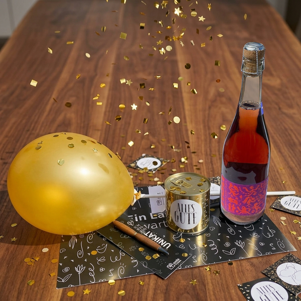 Treue Mitarbeiter in den Ruhestand verabschieden - mit Luftballon, Holzkugelschreiber, alkoholfreiem Sekt und Cancake.