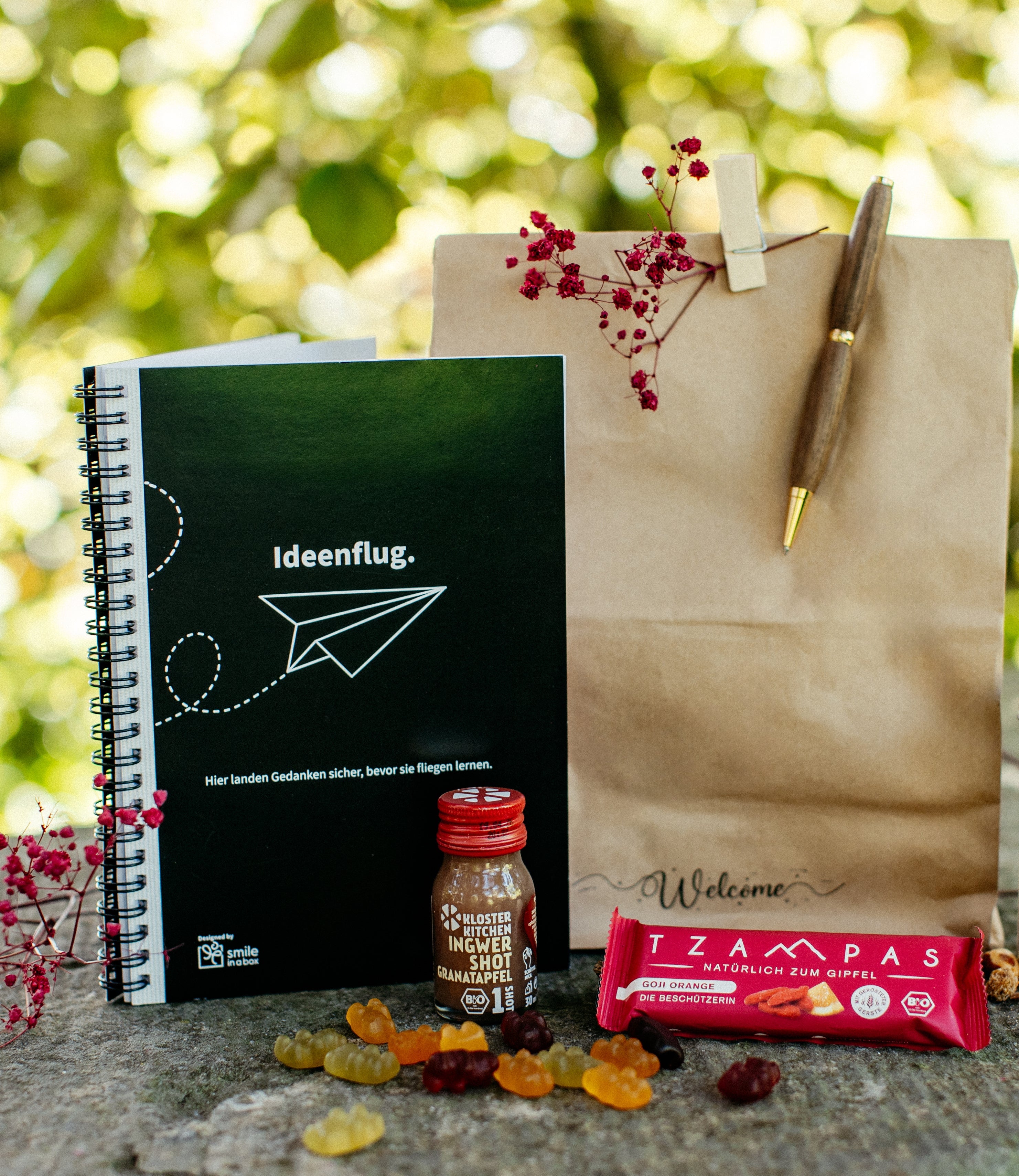 Für Kunden, Mitarbeiter und Teilnehmer - Die Seminarbox mit Notizheft, Kugelschreiber und Snacks. Kann vor dem Seminar auf den Plätzen der Teilnehmer verteilt werden. 