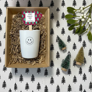 Tasse und Trinkschokolade hübsch weihnachtlich verpackt als Wichtelgeschenk