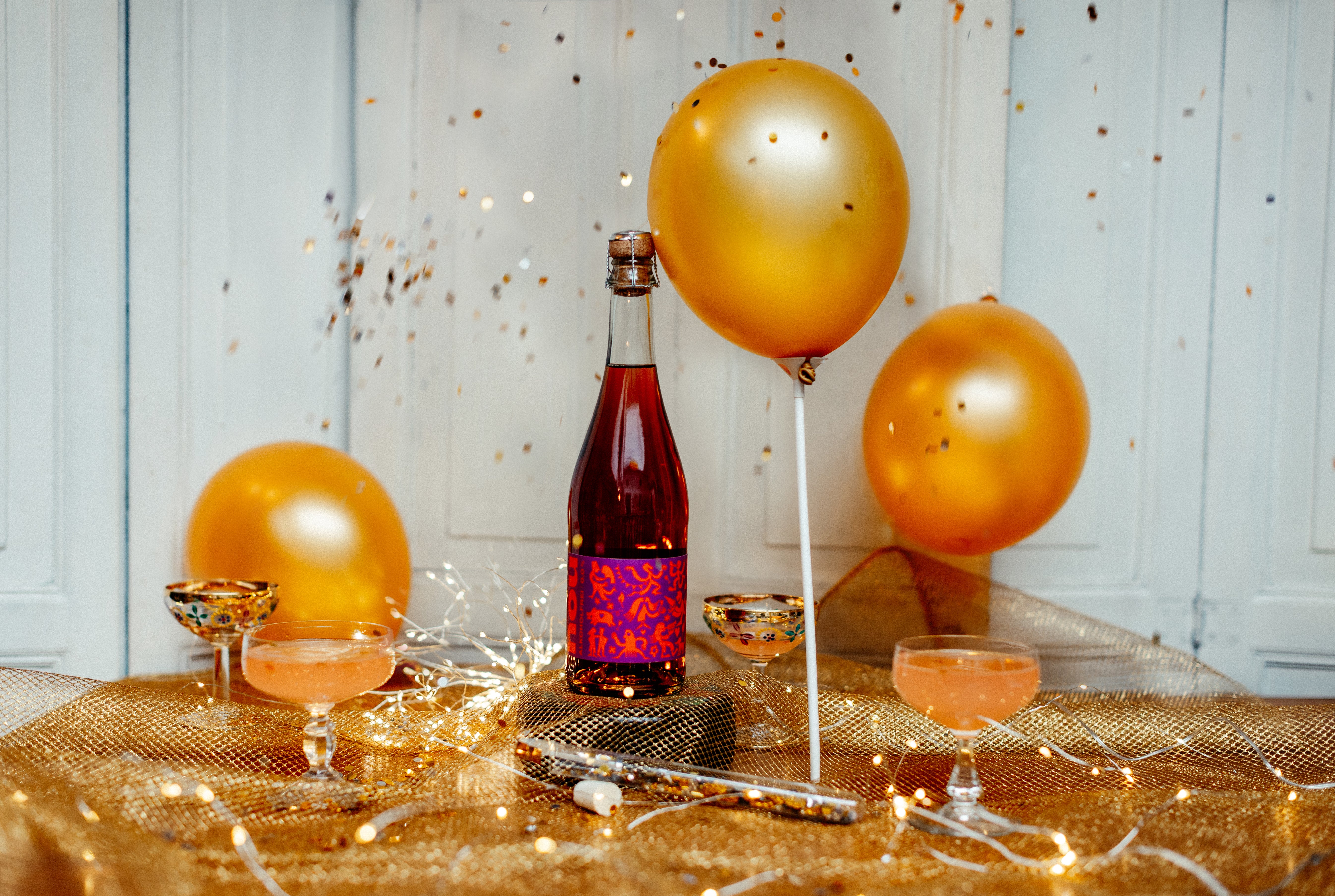 Kollegen und Kunden haben einen Anlass zum Feiern? Diese Geschenkbox macht jedes Fest zu einem Hit - Cremant Sekt alkoholfrei, Konfetti und Luftballon machen die Party perfekt.