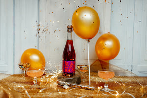 Kollegen und Kunden haben einen Anlass zum Feiern? Diese Geschenkbox macht jedes Fest zu einem Hit - Cremant Sekt alkoholfrei, Konfetti und Luftballon machen die Party perfekt.