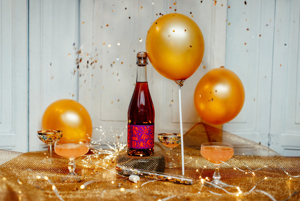 Kollegen und Kunden haben einen Anlass zum Feiern? Diese Geschenkbox macht jedes Fest zu einem Hit - Cremant Sekt alkoholfrei, Konfetti und Luftballon machen die Party perfekt.