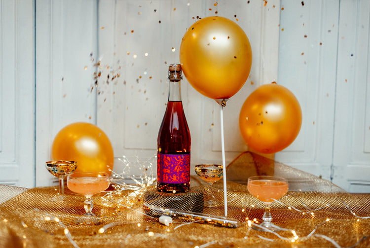 Kollegen und Kunden haben einen Anlass zum Feiern? Diese Geschenkbox macht jedes Fest zu einem Hit - Cremant Sekt alkoholfrei, Konfetti und Luftballon machen die Party perfekt.