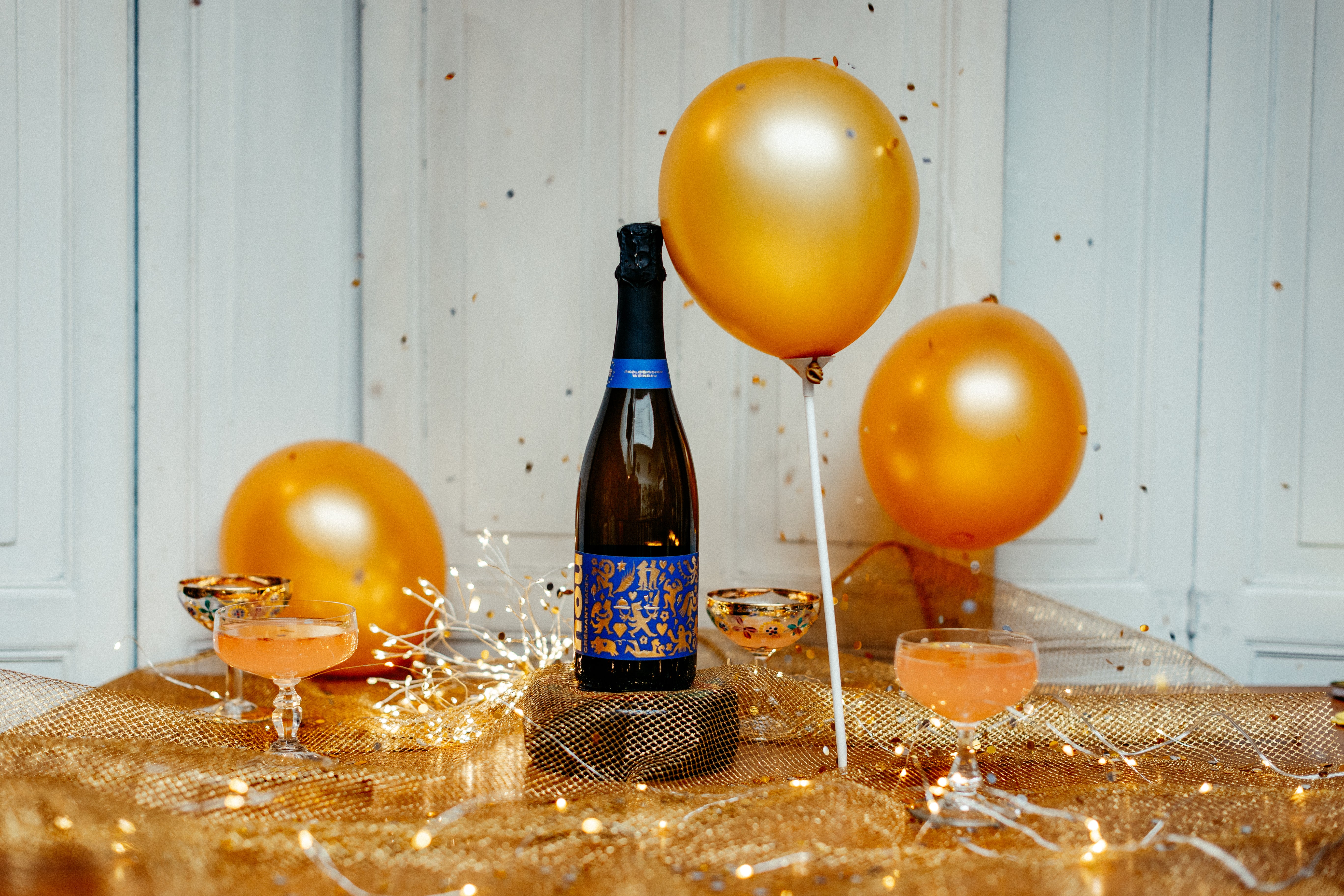 Kollegen und Kunden haben einen Anlass zum Feiern? Diese Geschenkbox macht jedes Fest zu einem Hit - Cremant Sekt, Konfetti und Luftballon machen die Party perfekt.