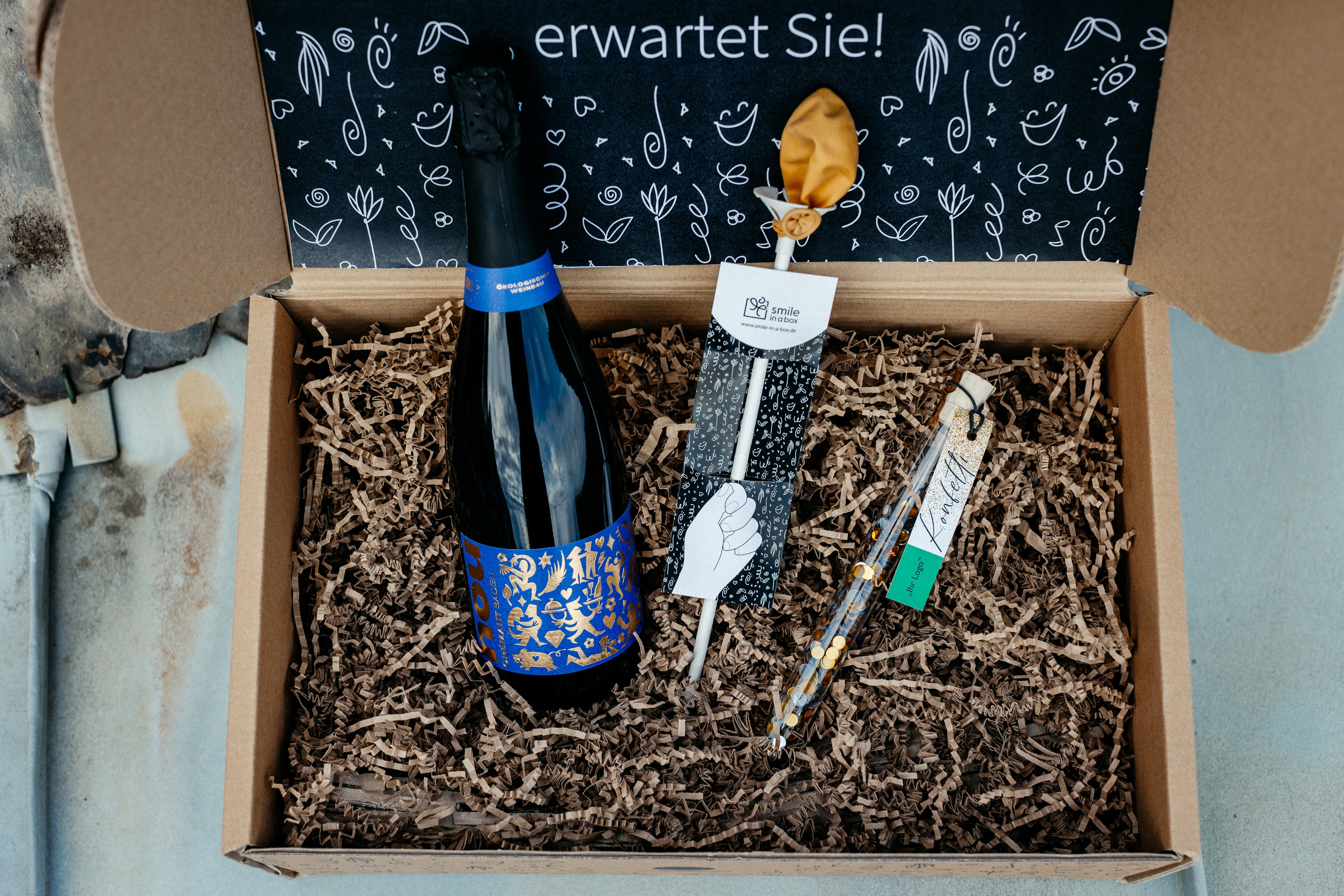 Sekt, Luftballon, Konfetti in Geschenkbox