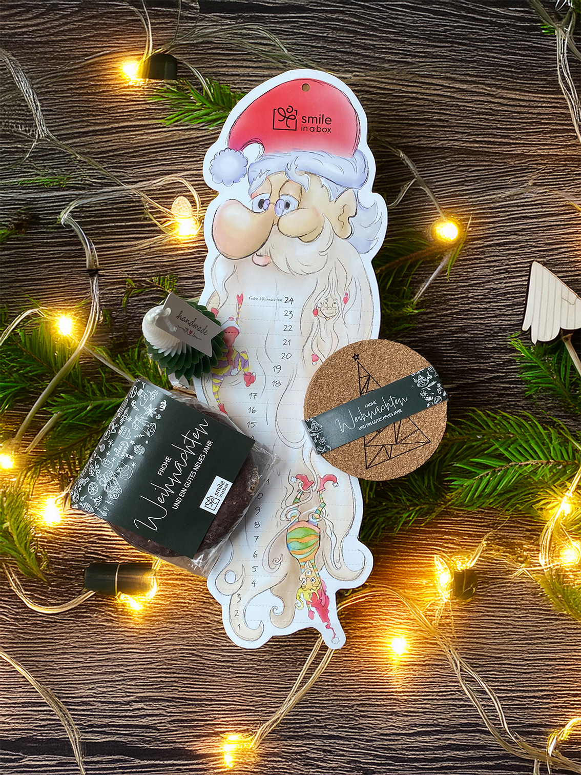 Kleine Weihnachtsgeschenkbox mit Kerze, Lebkuchen, festlichen Korkuntersetzern und Adventskalender - ideal als Kunden- oder Mitarbeitergeschenk