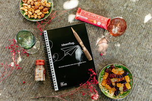 Notizbuch, eleganter Kugelschreiber, Ingwershot und Müsliriegel